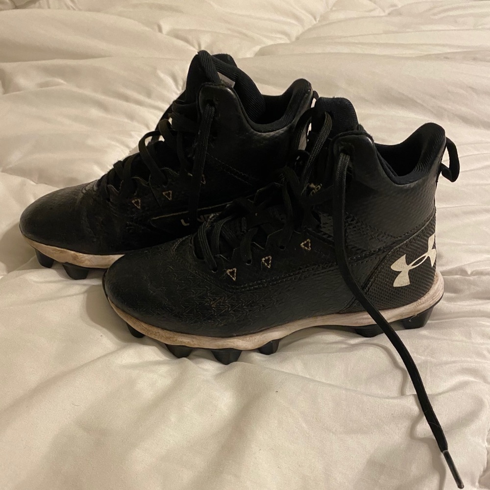 5/25 Boys Under Armour football cleats
